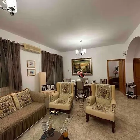 Bright, Spacious In The Heart Of Holiday home