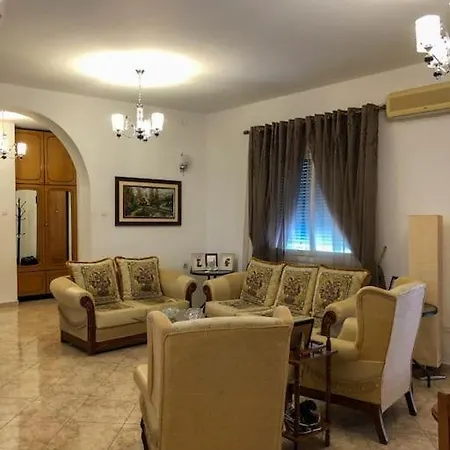 Bright, Spacious In The Heart Of Feriehus Gjirokastër