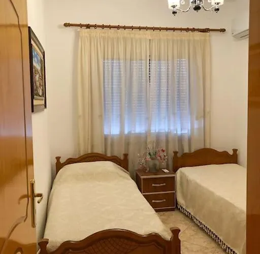 Bright, Spacious In The Heart Of Feriehus Gjirokastër