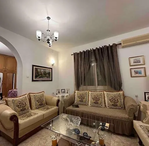 Bright, Spacious In The Heart Of Feriehus Gjirokastër